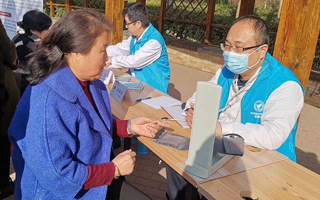 【学雷锋日】北京西京中医医院举办“爱满京城，牵手智慧家医”志愿服务活动(图5)